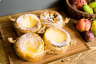 焼き色が美しいチーズケーキを並べた、贈り物や日々のおやつに寄り添う焼き菓子のイメージ